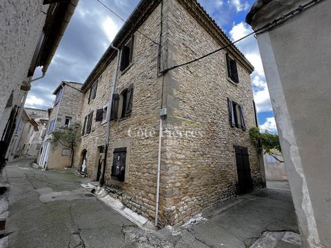 L'Agence Côté Pierres Immobilier vous propose cette veritable maison de village située au centre de Gajan, village situé aux portes de Nîmes, cette maison se compose en Rdc de grandes caves, au 1er étage une belle pièce de vie avec une grande cuisine...