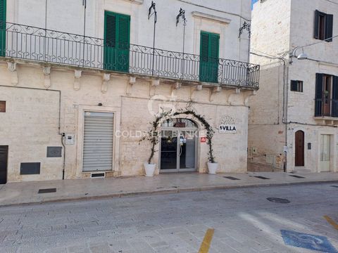 Im berühmten Dorf Cisternino bieten wir ein Bargeschäft im historischen Zentrum in unmittelbarer Nähe der Mutterkirche zum Verkauf an. Das Geschäft befindet sich in einem der historischen Räumlichkeiten des Dorfes und verfügt über eine einzigartige U...