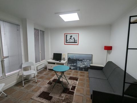 Grand studio situé au cœur du quartier Montorgueil, entre les Halles et les Grands Boulevards. L'appartement se trouve au premier étage d'un immeuble rénové et offre une terrasse avec accès privé par deux grandes portes vitrées, un salon avec un cana...