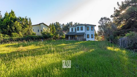 Zwei Morgen Land, umgeben von Wäldern, mit einem 200 m² großen zweistöckigen Einfamilienhaus bieten eine großartige Gelegenheit für diejenigen, die dem Trubel der Stadt entfliehen möchten, aber bei Bedarf leicht das Zentrum erreichen können. Direkt n...