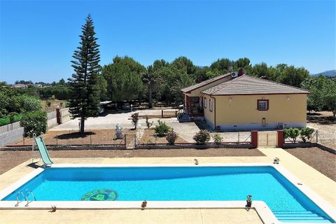 Objektbeschreibung: Dieses einstöckige Haus gliedert sich in 4 Doppelzimmer, 1 Duschbad und 1 Badezimmer auf. Beim Eintreten in den Flur befinden sich die Schlafzimmer auf der rechten Seite, die eingerichtete unabhängige Küche mit Waschküche auf der ...