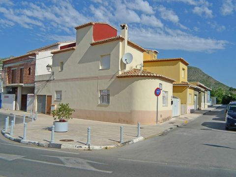 Schönes Dorfhaus zum Verkauf Herstellung Ecke in Rafol de Almunia Das Anwesen ist in das Erdgeschoss 2 weitere Stockwerke und eine Sonnenterrasse aufgeteilt und bieten einen schönen Blick auf die Berge und die Orangenhaine Das Erdgeschoss ist in eine...