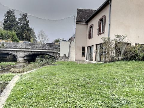 AVIRON IMMOBILIER vous propose à la vente une jolie propriété située au bord de l'Eure à seulement 10 mn de CHARTRES. La maison offre un cadre idyllique, l'architecture traditionnelle de la maison avec ses détails soignés et son charme intemporel, cr...