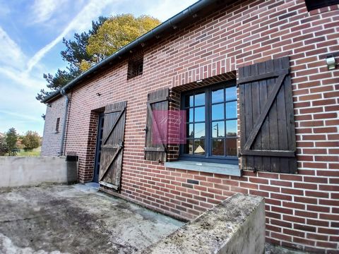 Maison avec travaux à prévoir comprenant : Entrée, Cuisine, Séjour/Salon avec cheminée, une chambre, cellier, emplacement salle de bain. A l'étage : Palier desservant une chambre avec dressing, un bureau, une salle de bain WC à restaurer Terrasse, Ca...