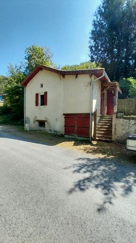 Sur la commune de Chancelade, proche des commodités, NETO-IMMO vous propose de venir découvrir cette maison en pierre qui comprend en rez de jardin une cuisine semi ouverte sur un séjour de 20m2 environ et deux chambres. Vous apprécierez ce bien pour...