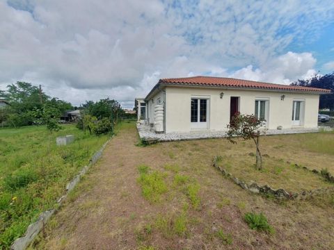 Single-storey pavilion, from the 68s, renovated from 2008 to 2020, maintained, will be brought up to date. Located on a plot of more than 2200 m2, you will find 