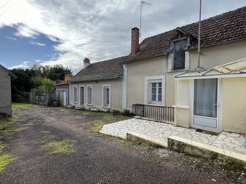 Découvrez cette maison de caractère située dans un cadre paisible, tout en restant proche des commodités. Avec ses 64 m2 habitables, cette longère offre un potentiel rare pour un projet de rénovation ou d’investissement. Elle se compose d’une cuisine...