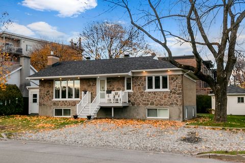 Magnifique propriété idéalement située et minutieusement entretenue par le même propriétaire depuis 1986. Au rez-de-chaussée, vous avez 3 chambres pour le proprio occupant et au sous-sol vous avez 4 chambres locatives qui ont leur propre entrée indép...