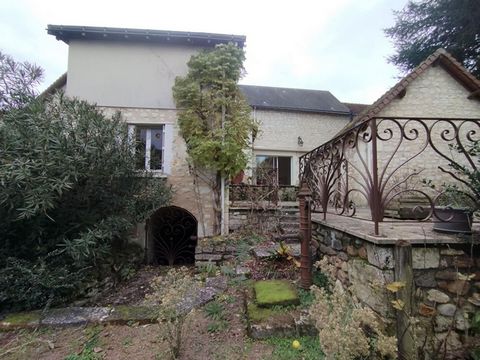 ERA IMMOBILIER BUY AND SELL vous propose cette maison de 200 m2 environ, sur une parcelle de 756 m2, à proximité du centre ville de Sainte Maure de Touraine. La maison principale de 200 m2 environ comprend : - au rez de chaussée une entrée, une cuisi...