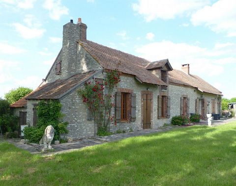 Belle longère, au calme dans la verdure, maison de famille 5 chambres, grande cuisine aménagée et équipée, sur un terrain arboré de 3960 m2, avec plusieurs annexes, le tout en très bon état, entièrement clôturé. cinq minutes en voiture pour les princ...