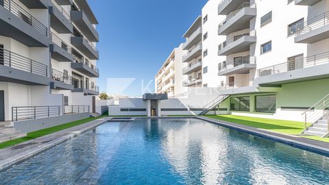 Modernes Apartment in einem ruhigen Wohnkomplex mit 4 Wohnblöcken und 5 Stockwerken, mit Pool, Tiefgarage, privatem Lagerraum und Dachterrasse mit Panoramablick auf die atemberaubende Ria Formosa. Ideal gelegen, nicht weit vom Stadtzentrum von Olhão ...