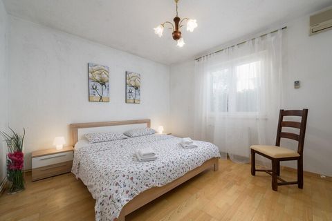 Apartment Inteuro is a spacious four-bedroom accommodation located in Porec, just 250 meters from Brulo Beach and only 300 meters from the city center. The apartment is ideal for families or groups, offering comfortable sleeping arrangements for up t...