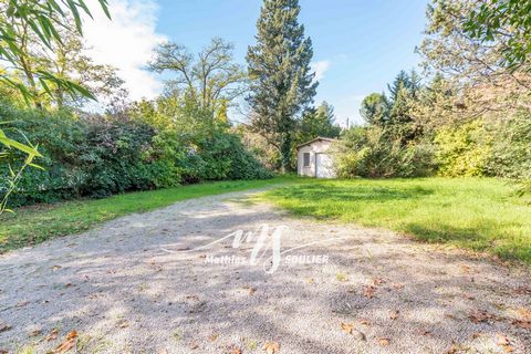 Buildable plot of 424 m², ideally located at 49 Avenue Saint-Jérôme, just 800 meters walking distance from Rue d'Italie and the historic heart of Aix-en-Provence. This land offers the possibility of a direct, private access to be created on Avenue Sa...