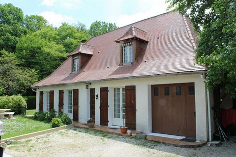 Cette maison individuelle de type 6, offre une surface habitable de 140 m². Le rez de chaussée de plain pied, d'environ 90 m², se compose : Hall d'entrée, salon/ salle à manger, avec cheminée, cuisine indépendante aménagée, deux chambres, une salle d...