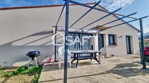 Set in a plot of over 300 m², this modern, well-designed 2021 house is ideal for those seeking both comfort and privacy. With two sleeping areas on either side of the living room, it is perfect for families or those who wish to entertain while preser...