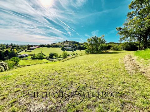 Terrain constructible 2 400 m2 à LAURAC. Le village se situe à environ 10min de Castelnaudary. Le terrain est hors lotissement. Vous rêvez de construire la maison de vos rêves ? Ce magnifique terrain à bâtir, situé dans un cadre idéal avec une vue im...