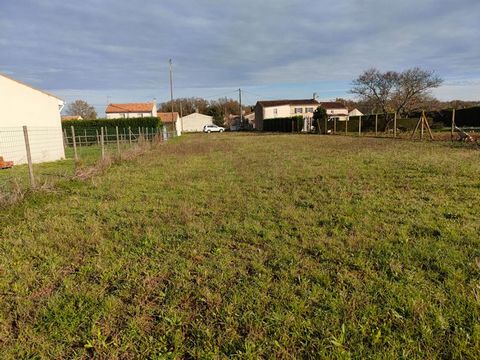 Rare à ce prix, Terrain constructible de 1298m2 dans un petit hameau très calme situé à 5 kms de Saint Savinien et de tous commerces. Une école primaire à Archingeay. Tous les réseaux sont en bordure de terrain(eau, électricité, téléphone) Pas de tou...