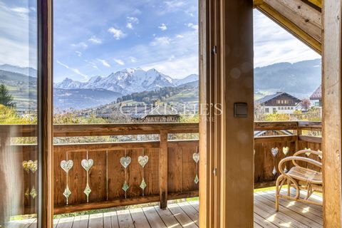 CHALET COMBLOUX EN EXCLUSIVITE Découvrez ce superbe chalet d'environ 220 m2, au calme, face au Mont Blanc et proche du centre village. Ce bien, conçu par un constructeur local de renom, vous séduira par son architecture traditionnelle et chaleureuse ...