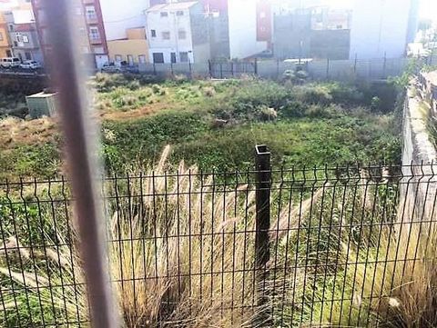 ~È in vendita un grande terreno, ideale per sviluppare un progetto residenziale collettivo chiuso a Santa Cruz de Tenerife. La posizione nel nord-ovest dell'isola di Tenerife la rende una destinazione turistica molto popolare, con un clima piacevole ...