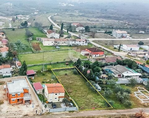 Location: Istarska županija, Vodnjan, Vodnjan. Dintorni di Dignano In una piccola cittadina vicino a Dignano è in vendita un terreno edificabile di 845 m2 con forma regolare, vicino a tutte le infrastrutture. Il terreno ha una strada di accesso ed è ...