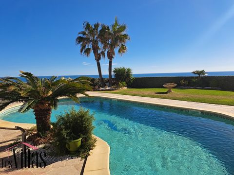 A breathtaking view of the Mediterranean, breathtaking sunrises, direct proximity to the beach... This is the promise made by this magnificent 200 m2 villa located on the heights of a seaside resort in the Aude. The 60 m2 living room with its fully e...