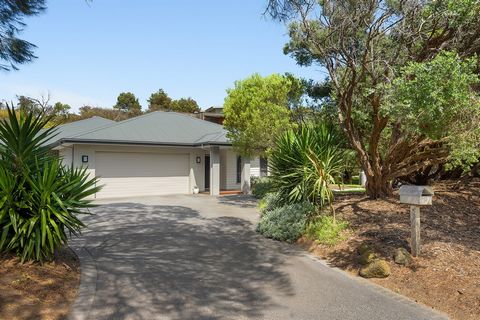 Une maison familiale spacieuse dans un terrain de prestige sur un lotissement paysager de 1239 m² (environ) et à 2 minutes à pied du très recherché RACV Cape Schanck Resort. Comprenant 5 chambres, salle de bains complète attenante à la chambre princi...