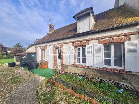 A découvrir cette jolie maison de ville avec jardin et toutes commodités à pied. Elle se compose une entrée sur salon-salle à manger, une cuisine aménagée et équipée dinatoire, wc séparé, une suite parentale avec salle d'eau et dressing. Possibilités...