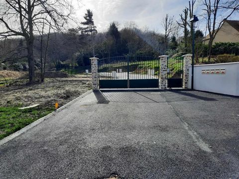 Magnifique terrain constructible 688 m² avec une belle exposition dans village de charme proche ramassage scolaire . situé en zone A de ptz terrain viabilisé r+1 autorisé , emprise au sol 300m² possible. Prix : 305 000 euros ttc honoraires charges ac...