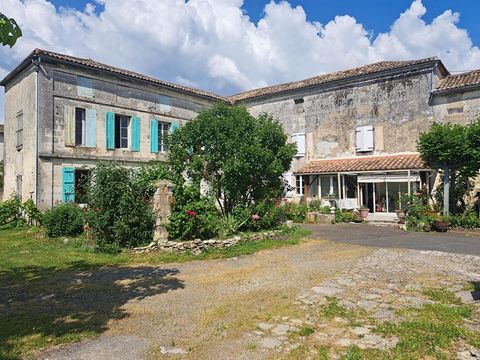 Ensemble comprenant deux maisons de types longères et charentaises situé à Garat (proche des commerces et à 15 minutes d'Angoulême). Elle se trouvent sur une parcelle de 2000m2. Chaque maison est indépendante mais il est également possible de les fai...