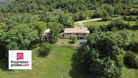 LA PALUD SUR VERDON. Proche du lac de st Croix et de Moustiers, dans les gorges du Verdon. Maisons en pierres 130 m² sur 8 hectares environ de terrain. La maison principale de 90 m² comprend en rez-de-jardin un atelier transformable en chambre et une...