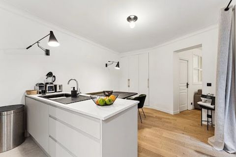 Idéalement situé à deux pas de la place de Mexico et de l'école Janson de Sailly, appartement rénové de 55 m² au calme sur cour d'un immeuble 1880 avec ascenseur. Il se compose d'une entrée menant à une cuisine équipée avec ilot central donnant sur l...