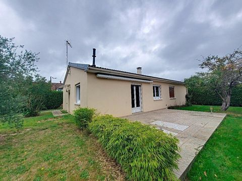 Maison de plain-pied d'environ 100m² édifiée sur une parcelle clos d'environ 630m² sans vis à vis. Située dans une résidence calme à 10mn de l'accès A13, commerces à 3mn. Composée d'une cuisine aménagée et équipée, d'une buanderie avec accès sur le j...