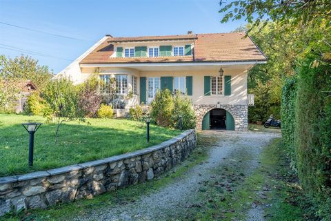 Beautiful middle-class house with 50s charm. It currently comprises two flats of around 100m2 each, which can easily be combined to form a family home. Inside, on the ground floor: large entrance hall - library, beautiful living room with semi-open-p...