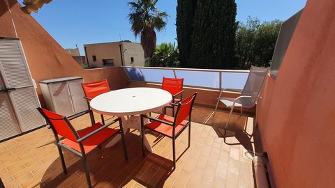 Résidence standing sécurisée située à 10mns à pieds du Centre, Plages et Commerces. Appartement 2 Pièces 48m² + Terrasse 14m², comprenant Entrée / Dégagement, Chambre, Salle de Bains, WC, Séjour Cuisine ouverte sur Terrasse orientée Ouest. Cave et Pa...