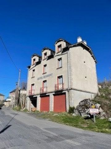 Belle opportunité: dans un village de la commune de MONT DE RANDON (48700 ) un bâtiment anciennement à usage d'hôtel: 14 chambres disposées sur trois étages, soit trois plateaux d'un potentiel de plus de 73m2 respectifs .Très bon état du Bâtis. Fenêt...