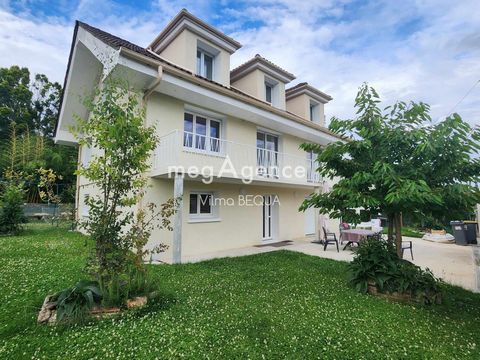 Nord de Sens, à seulement 5 minutes de la gare, écolés, collège et tous commerce, cette charmante maison se trouve dans un quartier résidentiel recherché. La maison s'étend sur beau jardin clos et arboré. Dotée d'un garage isolé de 35 m², elle dispos...