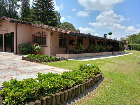 Beautiful country house just eight minutes from Jardines de Llanogrande, on a lot of approximately 6,114 mst2, with a single level main house that has an area of 346 mst2, which consists of seven bedrooms, in total it has for accommodation of 28 peop...