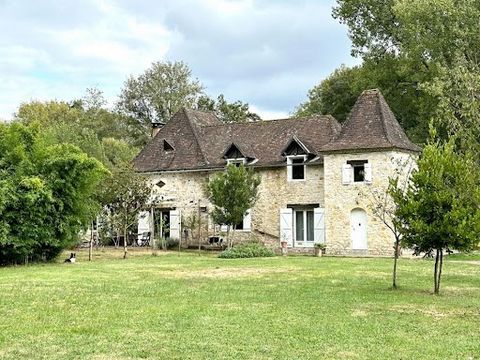 24800 SAINT JEAN DE COLE Dans un cadre bucolique où il fait bon vivre, se cache une propriété de charme, composée d'une très belle bâtisse en pierres et d'un gîte le tout sur 9000 m2 de terrain arboré. Cette propriété se situe à SAINT JEAN DE COLE, c...