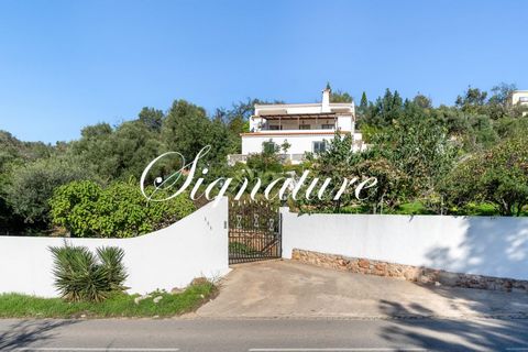 Deze charmante villa met 3 slaapkamers ligt op een verhoogde positie in de buurt van Santa Barbara de Nexe en biedt een adembenemend uitzicht op zee en een enorm potentieel. Verdeeld over drie niveaus, beschikt de woning over: Kelder: Een ruime garag...