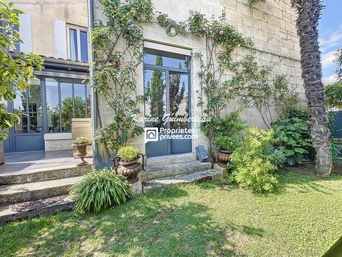 Libourne, zwischen dem Bahnhof und dem Stadtzentrum, biete ich Ihnen dieses Herrenhaus an. Eine Renovierung ohne falsche Note, der Charakter des Alten bleibt erhalten und sublimiert, Zementfliesen, Parkettböden, Leisten, Holzarbeiten, Kamine, Deckenh...