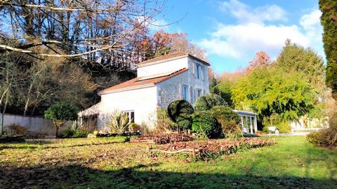 Une vue à couper le souffle depuis cette villa en pierre surélevée et très rare avec un accès privé direct au fleuve Charente. A environ 20 minutes du charmant village de Verteuil-sur-Charente dominé par son château royal et 10 minutes de Mansle avec...