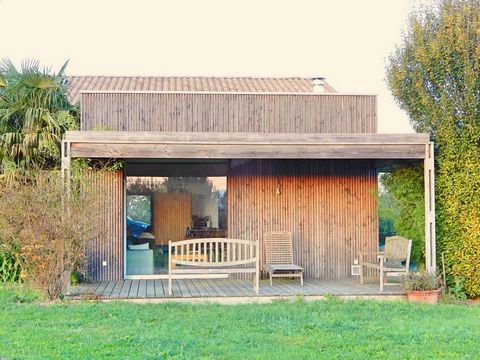 Op een dominante positie is deze oude Lauragaise-boerderij volledig getransformeerd door een architectenbureau, waarbij ouderwetse charme en hedendaags comfort worden gecombineerd. Het huis, ontworpen rond zijn bijzondere tuin, geeft de indruk dat u ...