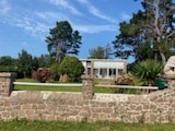 Action Immobilière vous propose sur la commune de Perros-Guirec (22700), cette maison d'architecte de plain-pied, en granit rose, d’une surface d’environ 113m2. Située au calme, dans un endroit bucolique, ce bien offre un cadre de vie très agréable !...