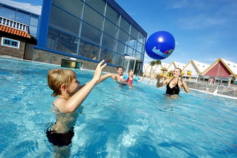 Verblijf in dit fantastische vakantiehuis in Lalandia in Rødby direct aan de Oostzee! Na een heerlijke dag spetteren in het Lalandia Aquadome en alle avonturen in de arcades, is het heerlijk om terug te keren naar je eigen vakantiehuis en wat tijd me...