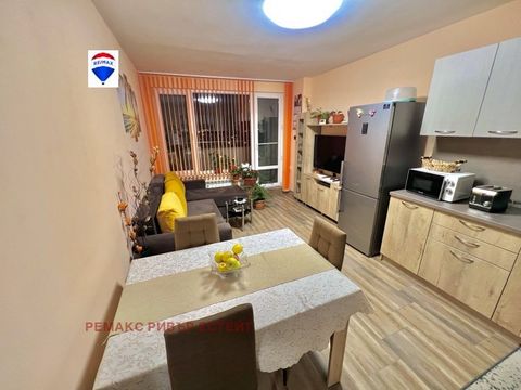 RE/MAX a le plaisir de vous présenter un appartement d’une chambre EXCLUSIF dans le quartier de Tsvetnitsa. La superficie de la propriété est de 49 m². et est situé au 13e des 15 étages. L’ensemble du bloc est rénové selon un programme, ce qui le ren...