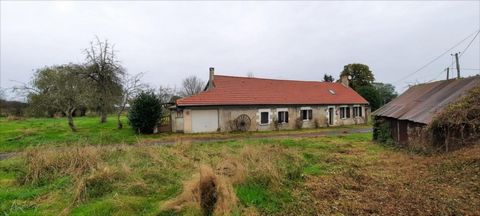 In de sector Valençay (36), gedeeltelijk gerenoveerde boerderij (dak, sanitaire voorzieningen) op meer dan een hectare, bestaande uit, op de begane grond; Grote woonkamer van 80 m² met ingerichte keuken open naar de woonkamer met insert. WC, doucheru...