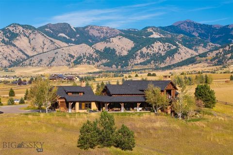 Welcome to Autumn Ridge – an exclusive gated community perched above the breathtaking Gallatin Valley. This is more than just a home; it's a lifestyle surrounded by natural beauty and tranquility. Designed by the renowned Kipp Halvorsen of Faure Halv...