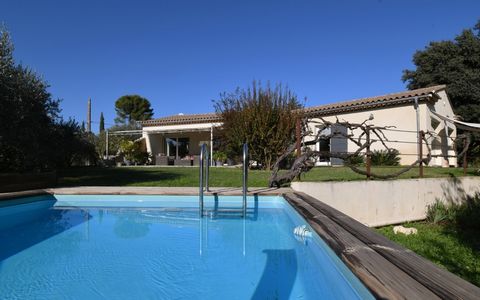 LAURIS, village au sud Luberon, proche de Pertuis et d'Aix-en-Provence à proximité des commerces et des écoles au bout d'une impasse sans vis-à-vis, je vous propose cette maison de plain-pied de 2006 de construction traditionnelle . D'une superficie ...