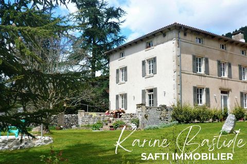 Située dans le charmant village de Goudet, cette propriété prestigieuse offre un cadre idyllique alliant calme, authenticité et attrait touristique. À seulement 30 minutes du Puy-en-Velay, elle bénéficie d'un environnement exceptionnel avec son églis...