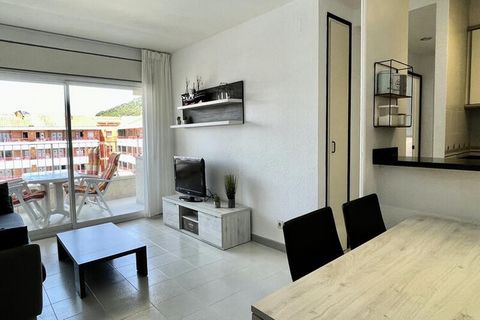 Welkom in het Blaumar appartement in L'Estartit! Dit charmante appartement, gelegen in L'Estartit, is de perfecte plek om te genieten van een ontspannen vakantie aan zee. Dankzij de nabijheid van het strand en een gemeenschappelijk zwembad garanderen...